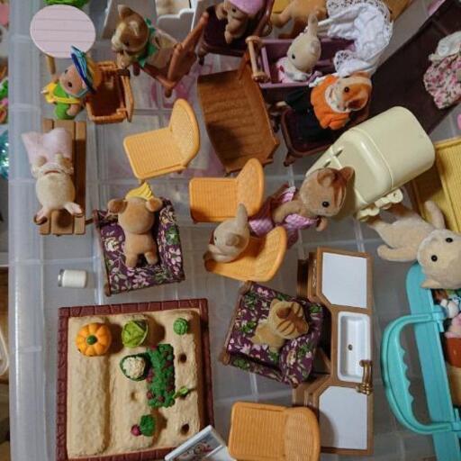 あと１日で終了です。子供のおもちゃシルバニア、お家、英語を話す青虫