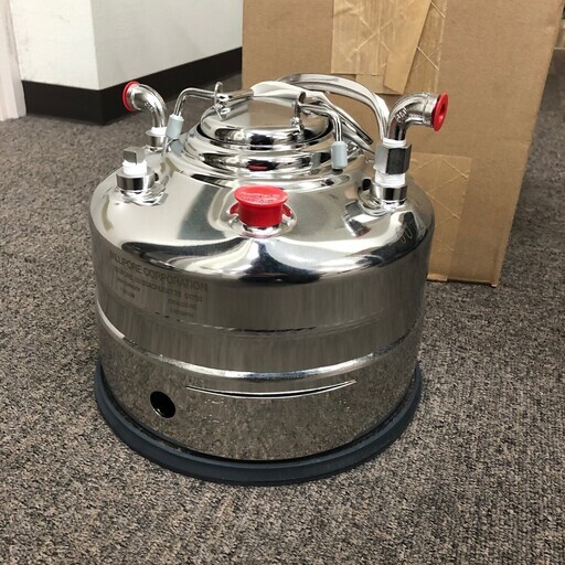 値下げします！加圧タンク耐圧貯蔵容器　1gal  の新品