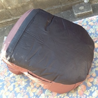 【シミを見つけましたので1,500円で】ドミンゴビーン 圧縮ウレタンソファ ビーンズ型 1人掛けロータイプソファ ブラウンの画像