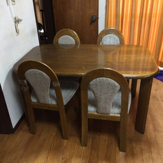 ダイニングテーブルと椅子3脚プラス1