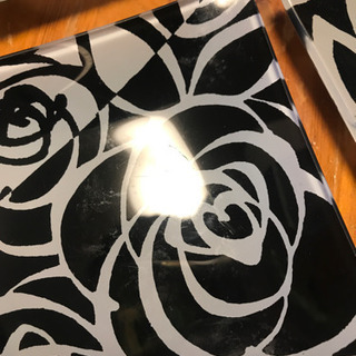 モノトーンのお皿セットの画像