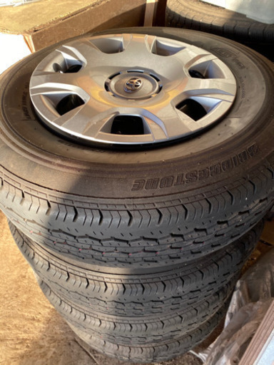 ハイエース200系　純正タイヤ&ホイール