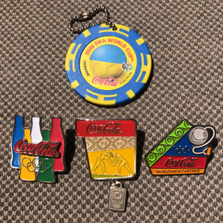 2004オリンピックピンズと2006ワールドカップ コカコーラ