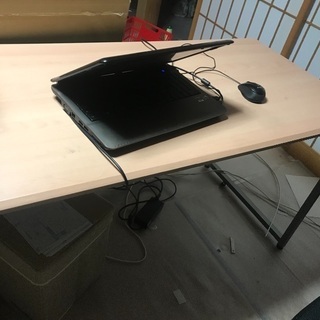 ベージュテーブル 