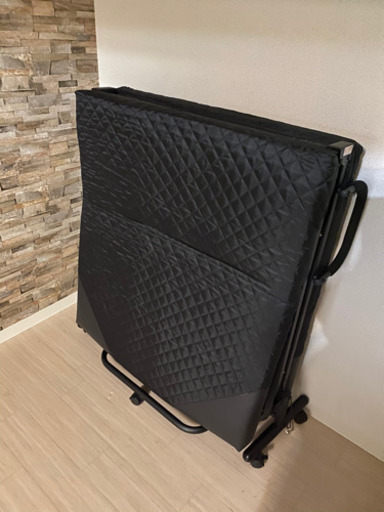 ほぼ新品　折りたたみシングルベッド