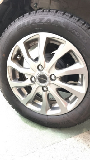 ホイールつきスタッドレスタイヤです。