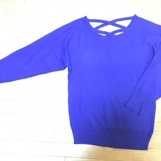 D-LOOPの背中がクロスのブルーのニット サイズMの画像