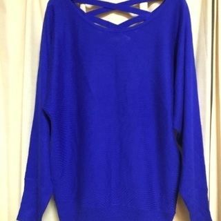 D-LOOPの背中がクロスのブルーのニット サイズMの画像