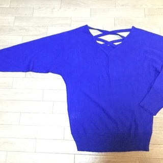 D-LOOPの背中がクロスのブルーのニット サイズMの画像