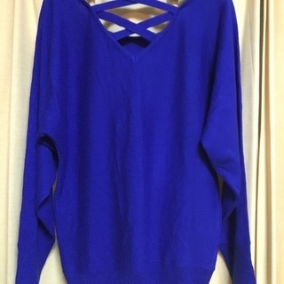 D-LOOPの背中がクロスのブルーのニット サイズM