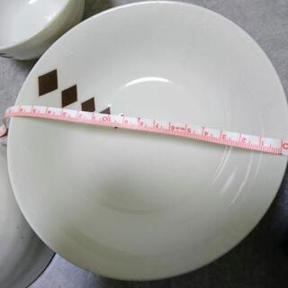 モダンな茶碗とお皿ペアセットの画像