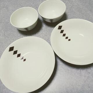 モダンな茶碗とお皿ペアセットの画像