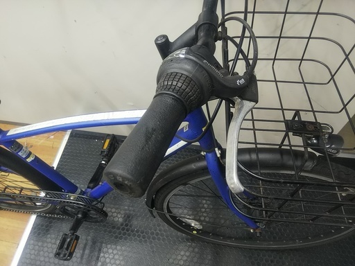 700cタイヤ装着の　変速7段　オートライト付き　大型バスケット付き