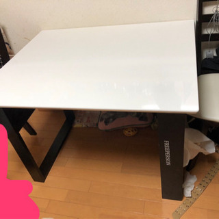 伸縮するダイニングテーブル