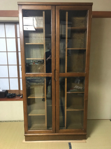 更に値下げしました〜。　ガラス扉付本棚です。