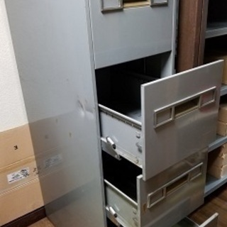 スチール製です。
