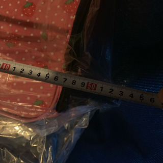 イチゴ柄のキャリーバッグの画像