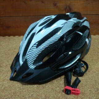 自転車　ロードバイク　ヘルメット