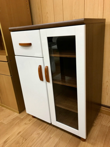 全品20％OFFキャンペーン第2弾【リサイクルサービス八光　田上店　配達・設置OK】エナメルホワイト＆ダークブラウン　食器棚（一人暮らしサイズ）