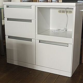 新品カウンター！現品特価です！人気のホワイト色です。コンセント口もついてます！