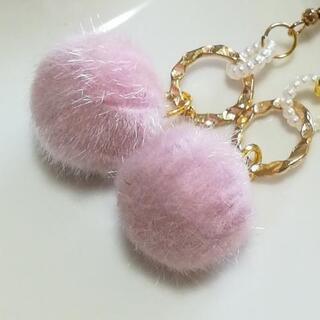大きなファーボールピアス①　イヤリング　ハンドメイドの画像