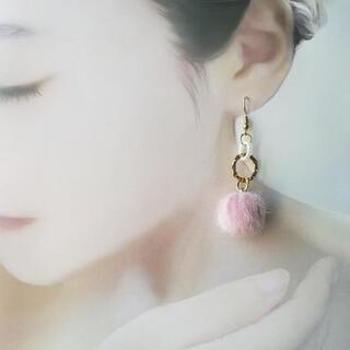 大きなファーボールピアス①　イヤリング　ハンドメイド