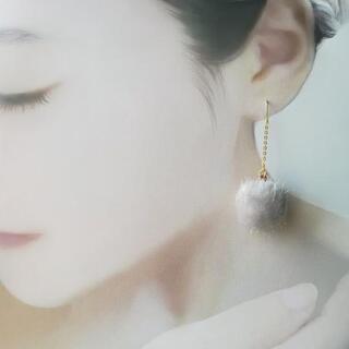 大きなファーボールピアス④　ハンドメイド
