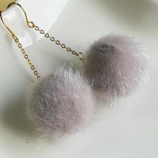 大きなファーボールピアス④　ハンドメイドの画像