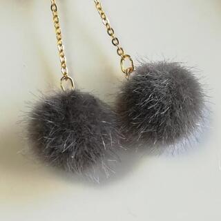 ファーボールのピアス①　イヤリング　ハンドメイドの画像