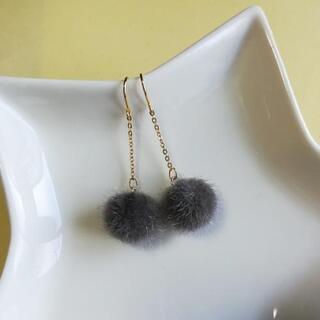 ファーボールのピアス①　イヤリング　ハンドメイドの画像