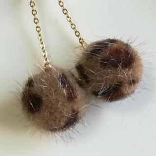ファーボールのピアス③　イヤリング　ハンドメイドの画像