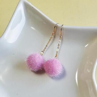 ファーボールのピアス⑤　イヤリング　ハンドメイドの画像