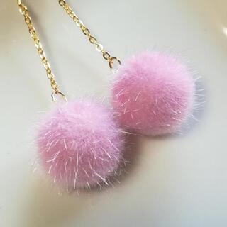 ファーボールのピアス⑤　イヤリング　ハンドメイドの画像