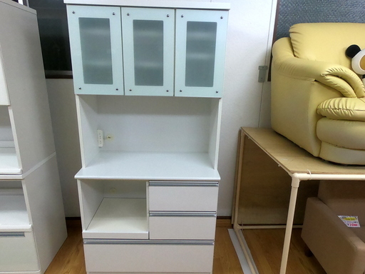 【リサイクルサービス八光　田上店　配達・設置OK】大人気！！エナメルホワイト　食器棚　2口コンセント付