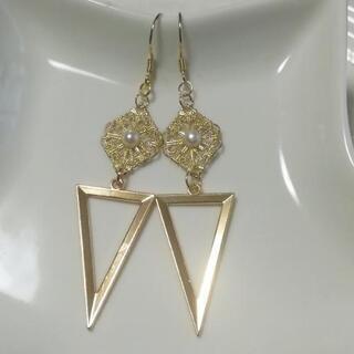 【3】ハンドメイドピアス　ダイヤ形透かしチャーム&三角チャームの画像