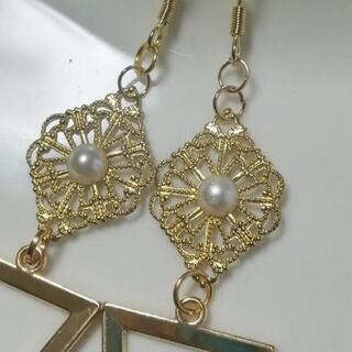 【3】ハンドメイドピアス　ダイヤ形透かしチャーム&三角チャームの画像