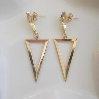 【4】ハンドメイドピアス　ラインストーンチャーム&三角チャームの画像