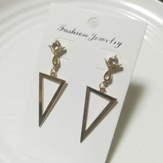 【4】ハンドメイドピアス　ラインストーンチャーム&三角チャームの画像