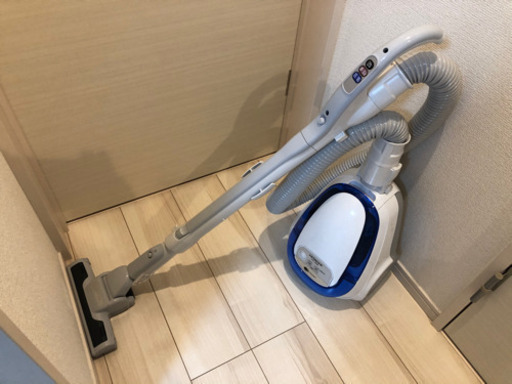 掃除機です。買って１ヶ月弱、あまり使ってないです。