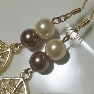 【6】ハンドメイドピアス　透かしリーフ&パールの画像