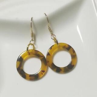 【7】ハンドメイドピアス　べっ甲柄ラウンドフープピアスの画像