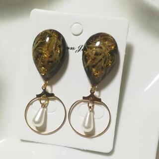 【8】ハンドメイドピアス　花びらのレジンピアスの画像