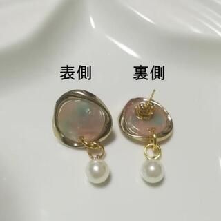 【9】ハンドメイドピアス　べっ甲柄チャーム　メタルリングツイスト　パールの画像