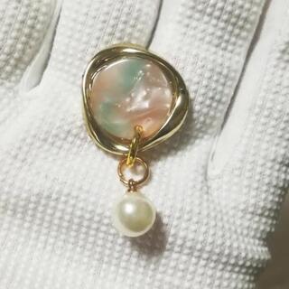 【9】ハンドメイドピアス　べっ甲柄チャーム　メタルリングツイスト　パールの画像