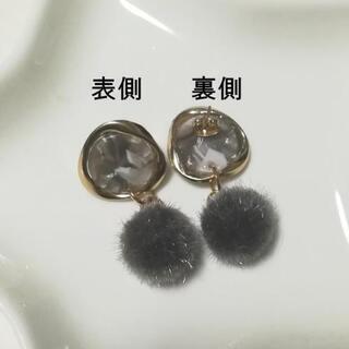 【11】ハンドメイドピアス　べっ甲柄チャーム&馬の毛ボンボンチャームの画像