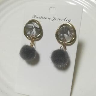 【11】ハンドメイドピアス　べっ甲柄チャーム&馬の毛ボンボンチャームの画像