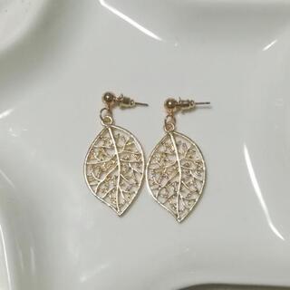 【13】ハンドメイドピアス　透かしリーフのピアスの画像