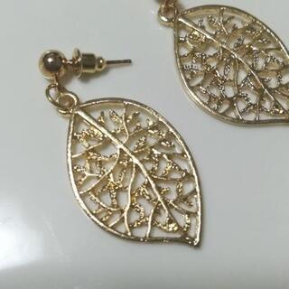 【13】ハンドメイドピアス　透かしリーフのピアスの画像