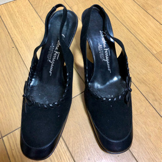 フェラガモ スェード パンプスの画像