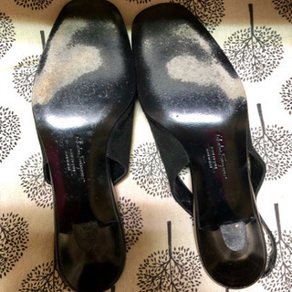 フェラガモ スェード パンプスの画像